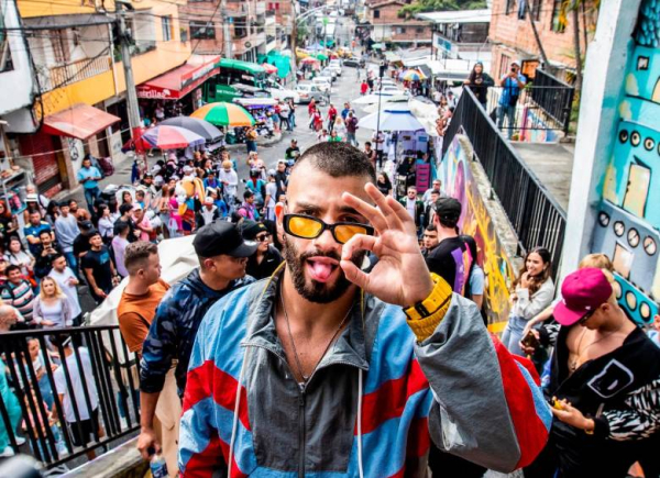 Manuel Turizo recorriendo las calles donde comenzó su carrera