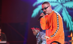 J Balvin cantó en la inauguración de una cancha en Manrique