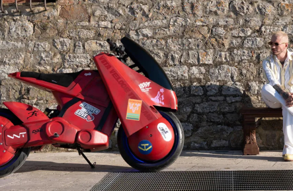 J Balvin ha creado una moto eléctrica futurista de anime