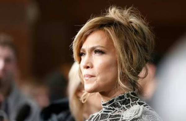 Jennifer López enfrenta demanda por usar sus propias fotos