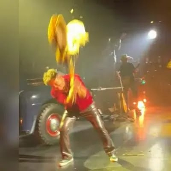 “Va más allá de un gesto violento”: Carlos Vives se sinceró después de romper su guitarra