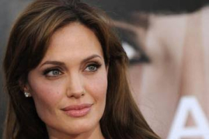 Angelina Jolie alega que Brad Pitt fue agresivo con ella