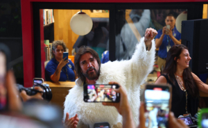 Juanes se disfrazó de oso polar para estrenar su nueva canción