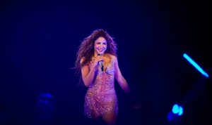 Shakira sufrió caída en pleno ‘show’