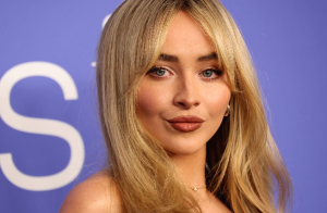 Sabrina Carpenter protagonizará una nueva película de Alicia en el país de las maravillas