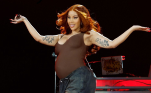 Cardi B convierte su cordón umbilical en una joya de oro