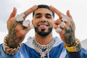 Video en estudio desata rumores sobre nueva música de Anuel AA
