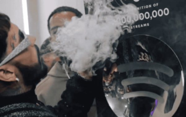 Anuel AA celebra “Amanece” con dedicatoria polémica a Yandel