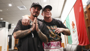 J Balvin fue uno de los invitados del boxeador mexicano en la pelea frente a Charlo