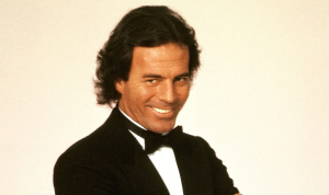 Julio Iglesias enfrenta acusaciones de agresión sexual