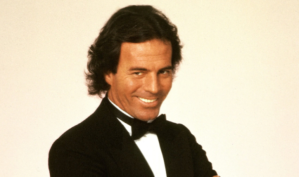 Julio Iglesias enfrenta acusaciones de agresión sexual