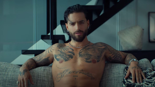 Maluma fue sorprendido por delfines mientras surfeaba en México