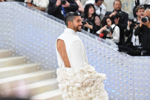 Bad Bunny llegó a la MET Gala con extravagante pinta