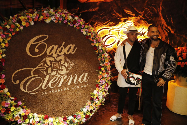 inauguración del nuevo restaurante de Maluma