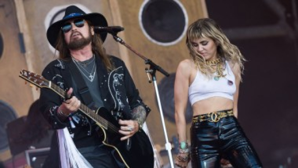 Miley Cyrus habla sobre la relación con su papá y dice que entienden la fama &quot;radicalmente diferente&quot;