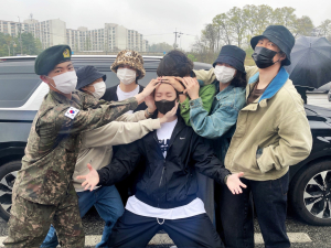 BTS despide a J-Hope mientras se alista en el ejército