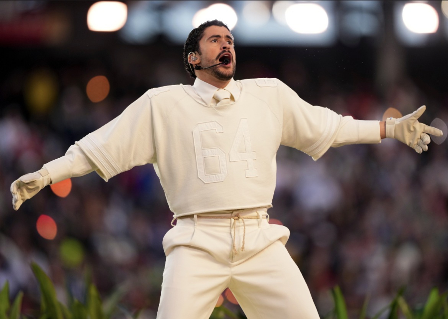 Bad Bunny gana su primer Emmy por el show de medio tiempo del Super Bowl