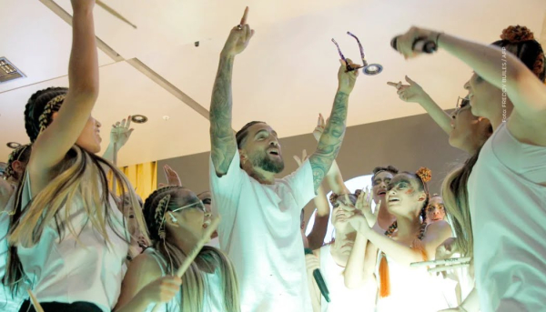 Maluma llegó de sorpresa a un disco en Medellín