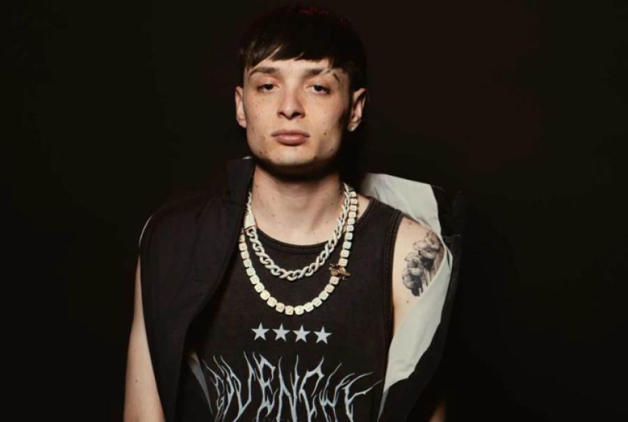 “Dinastía (Deluxe)” de Peso Pluma ya está disponible